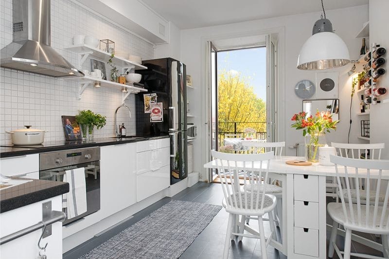 Bucătărie luminoasă în stil scandinav cu o suprafață de 14 mp