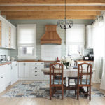 Kuchyňa v súkromnom dome s drevenými trámami a množstvom okien.