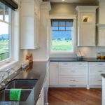 المطبخ في منزل خاص مع نوافذ من مختلف الأحجام