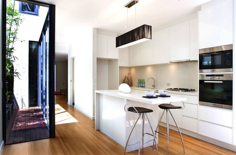 Witte keuken in een privéhuis in de stijl van minimalisme