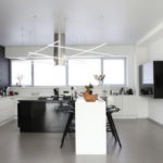 Dapur berteknologi tinggi dengan tingkap dinding-ke-panorama
