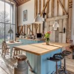 Loft stílusú konyha egy fából készült házban