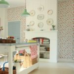 Un motif de papier peint floral léger a été utilisé pour décorer le mur de cette cuisine dans un style rétro.