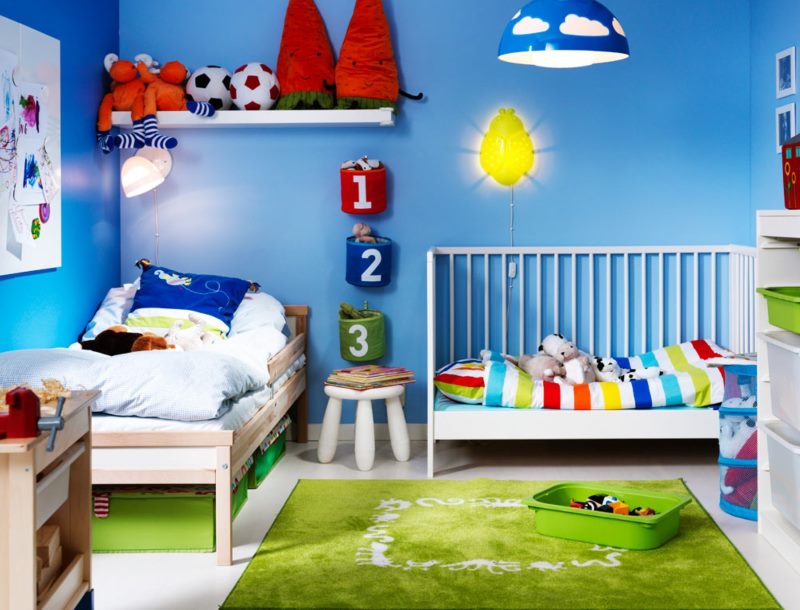 שתי עריסות שונות בחדר ילדים עם קירות כחולים