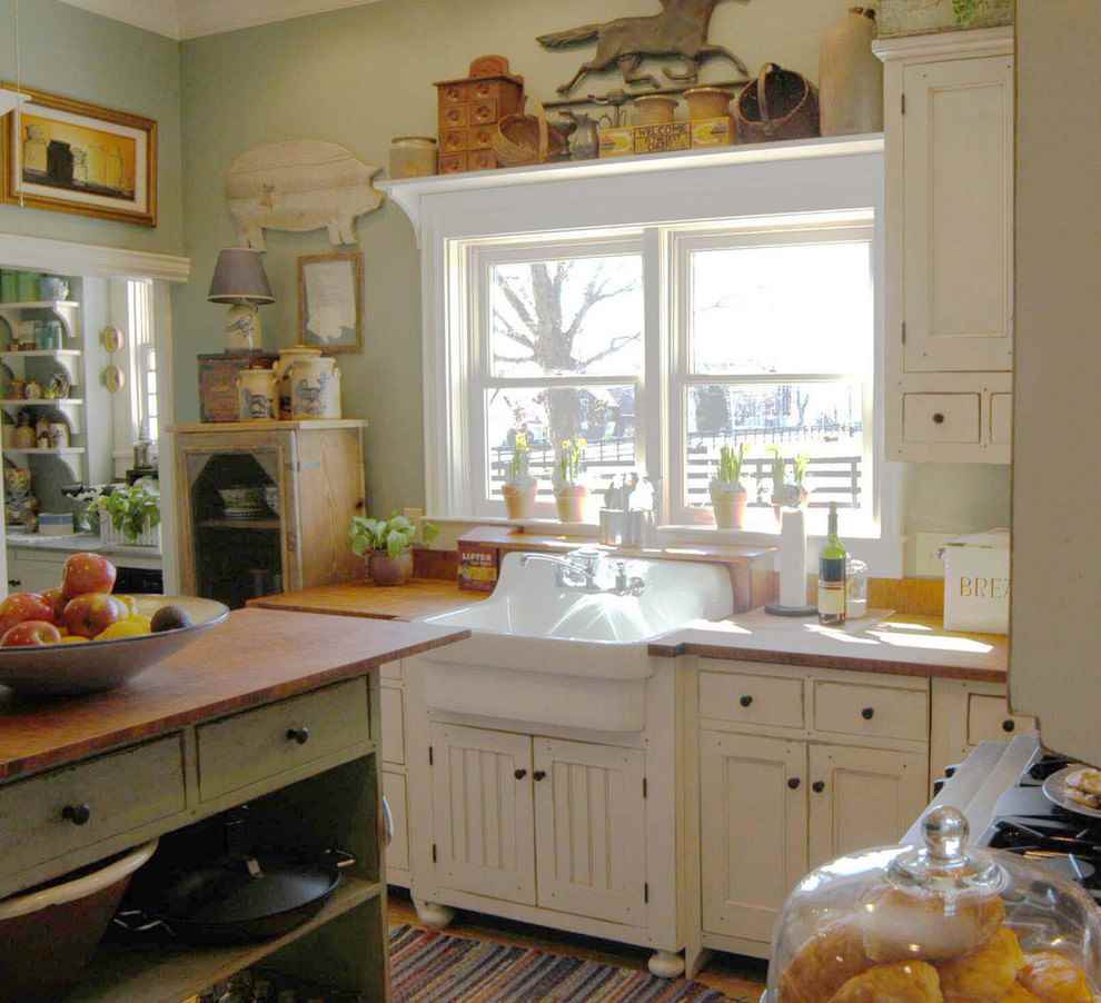 Weiße Wanne unter einem rustikalen Küchenfenster