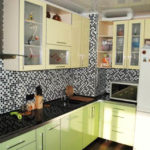 Mozaicul datorită abundenței pieselor mici poate face ca canalul de ventilație din colțul bucătăriei să fie aproape invizibil