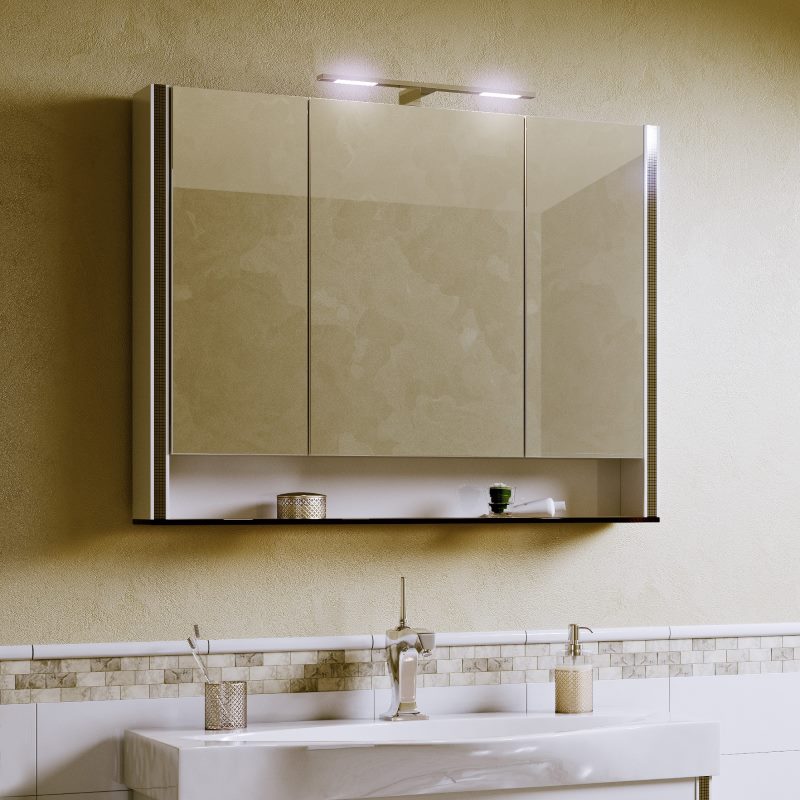 תצלום של ארון תליה עם מראה לשירותים