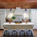 Pequena cozinha branca em uma casa de madeira