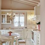 Nhà bếp nhỏ ấm cúng và sáng sủa theo phong cách Provence