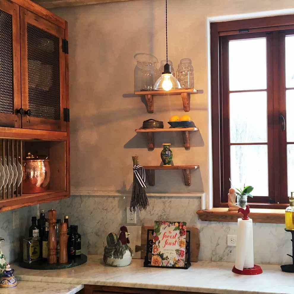 Piccoli ripiani aperti su una parete della cucina in stile country