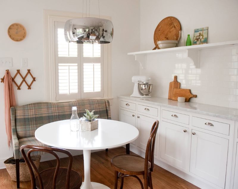 โซฟาในการออกแบบของห้องครัวห้องนั่งเล่นในสีขาว