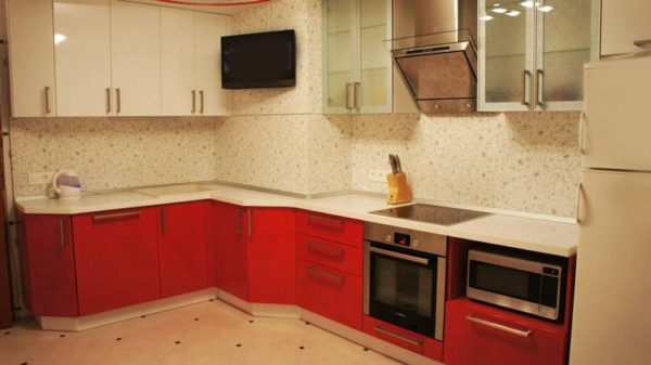 Het uiterlijk van de keuken met een ventilatiekanaal