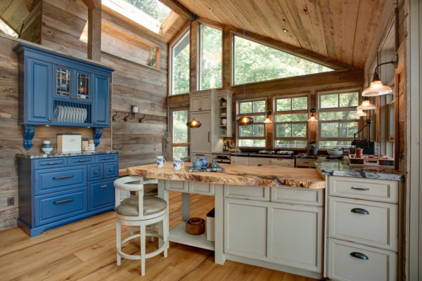 Cucina originale in una casa di legno
