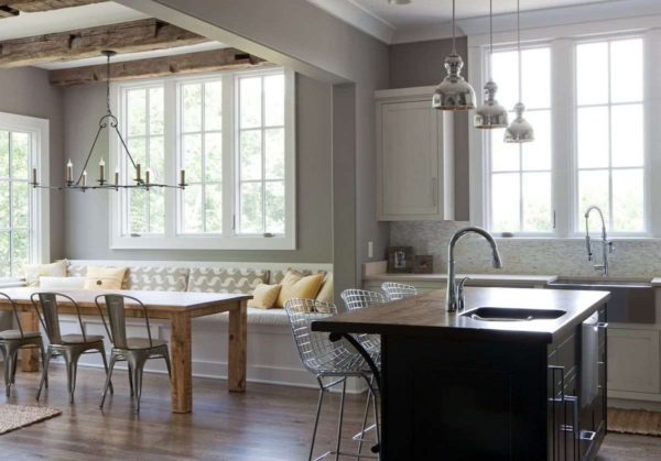 Virtuvė su skirtingų dydžių langais