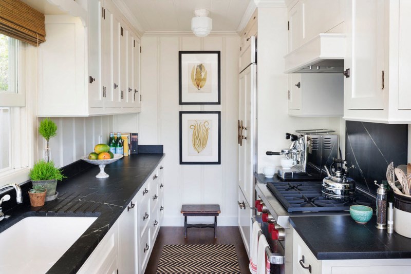 Черен кухненски плот с бели шкафове