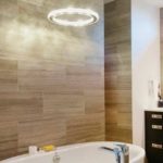 אריחי עץ חיקוי בחדר אמבטיה מודרני