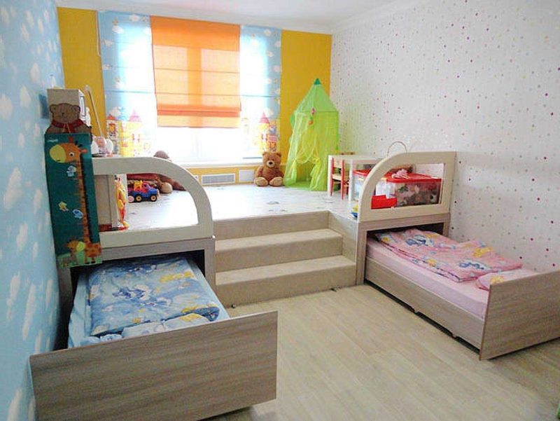 פודיום בחדר הילדים עם מיטות נשלפות