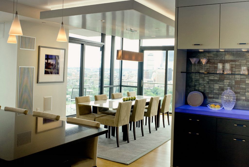 Plafonul cu două niveluri în bucătărie, cu o zonă de luat masa separată