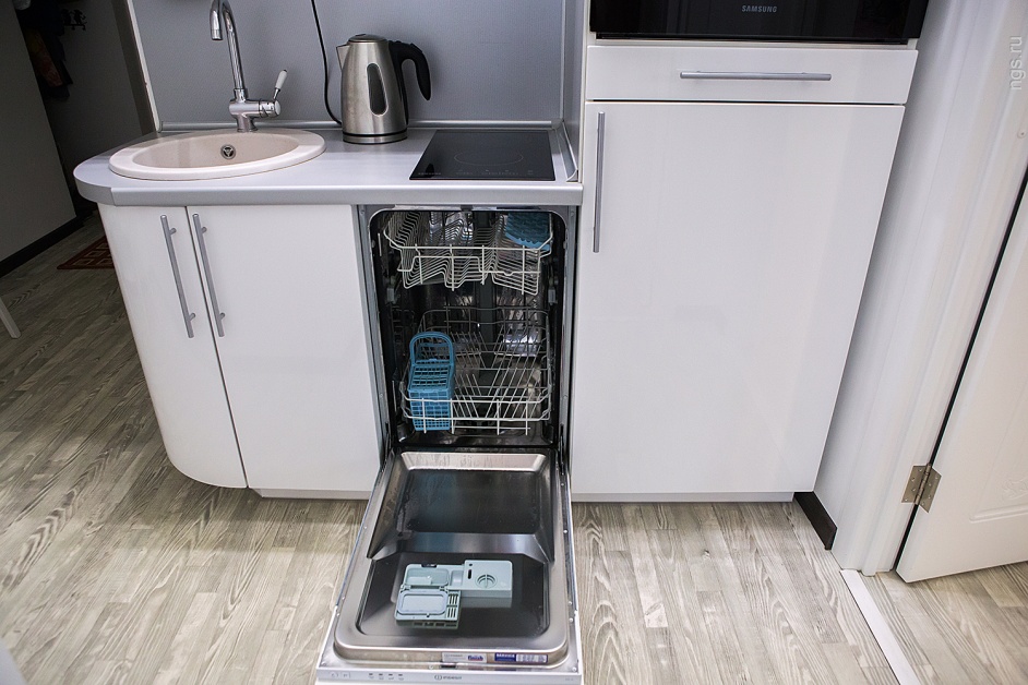 Schmale Spülmaschine in der Küche von Chruschtschow