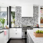 דוגמא לעיצוב קיר מבטא בחלל המטבח
