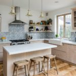 Paprasta virtuvė su mozaikomis, skirta darbo zonai suprojektuoti
