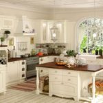 Bucătărie spațioasă în stil Provence, în maro și maro
