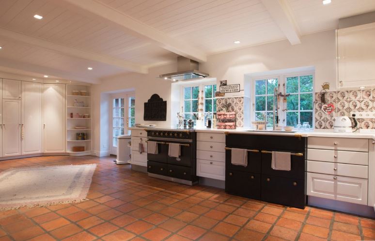 Kontrastfärgkombination i det inre av köket i ett hus på landet