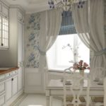 Provencalsk køkken i hvidt med blå dekorative elementer, der giver en særlig ømhed