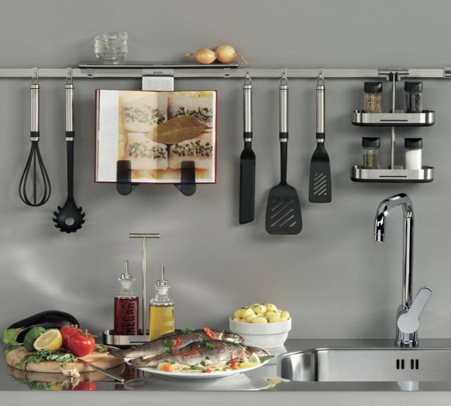Kitchen accessories on rails instead of hanging cabinets