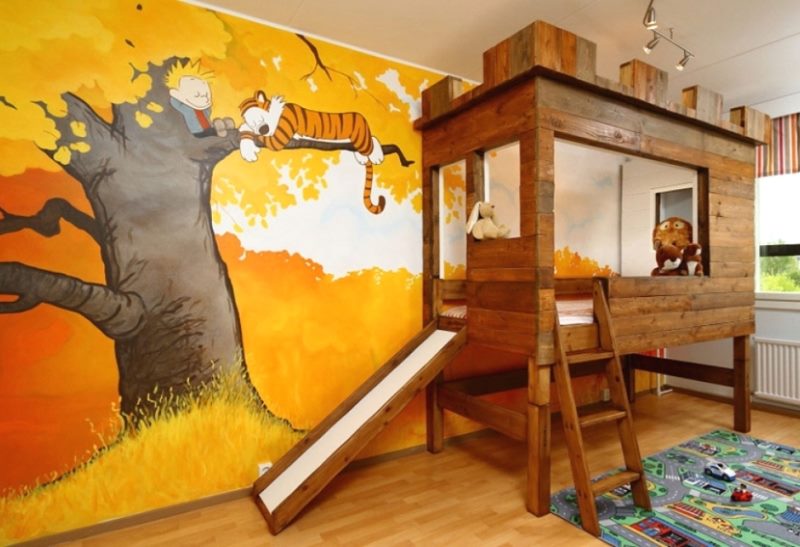 מיטת עץ בחדר הילדים עם תמונה על הקיר
