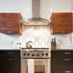 Giấy dán tường dệt sang trọng nổi đã trở thành một sự kết hợp tương phản với đồ nội thất nhà bếp bằng gỗ tối màu