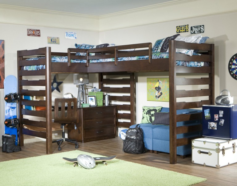 سرير بطابقين مصنوع من الخشب في الأولاد الصغار
