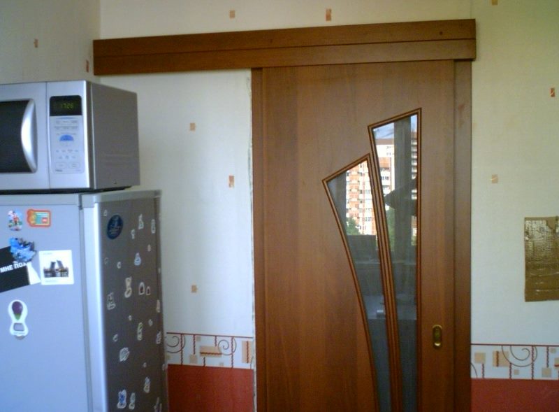 Puerta corredera en una pequeña cocina.