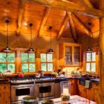 Chic κουζίνα σε οικολογικό στιλ σε ξύλινο σπίτι