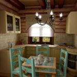 Elegantná miniatúrna kuchyňa v vidieckom dome