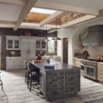 Elegantná priestranná kuchyňa s dreveným a kamenným dekorom