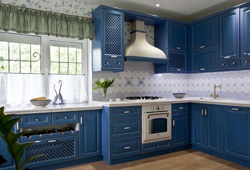 Mavi mutfak rustik bir evde ayarla