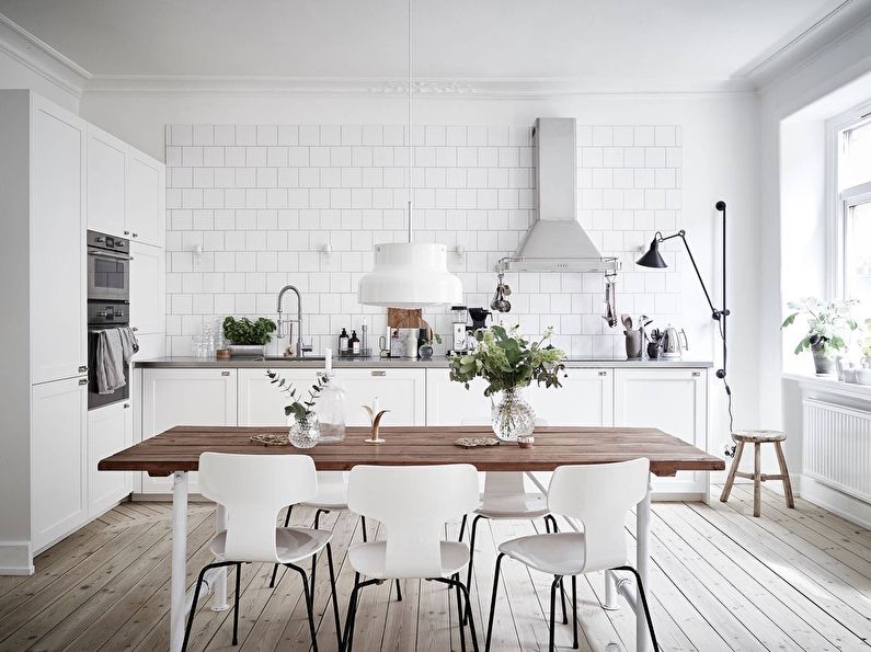 Дървена маса в кухнята в стила на скандинавската страна
