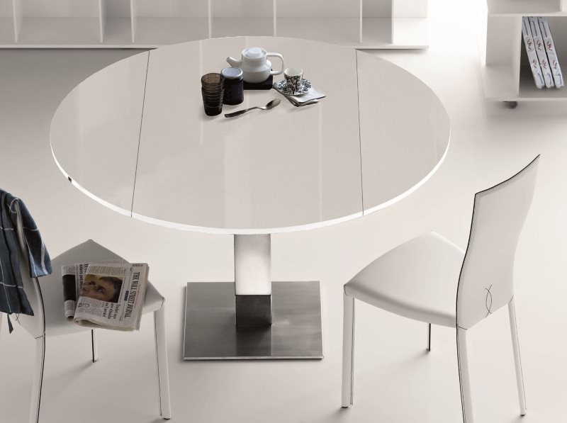 Mesa de jantar dobrável branca minimalista na cozinha