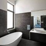 השילוב של כהה ואור לעיצוב חדר אמבטיה מסוגנן