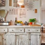 Ældre møbler som hovedelement i et køkken i landlig stil