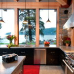 Cozinha moderna sem armários superiores com vistas maravilhosas