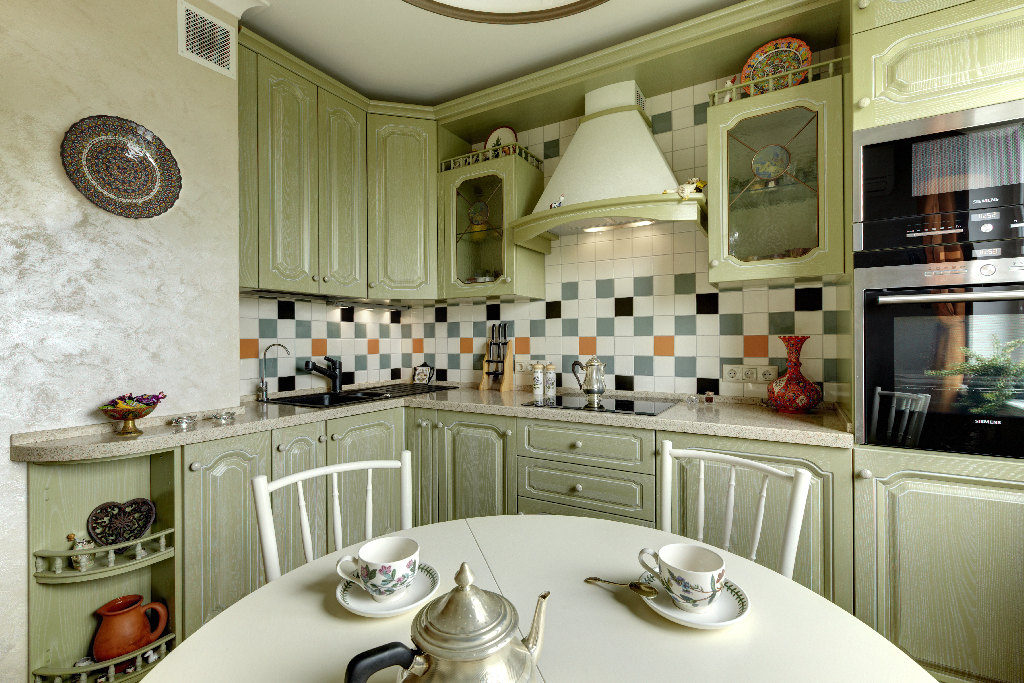 Bucătărie ușoară verde deschisă în stilul Provence
