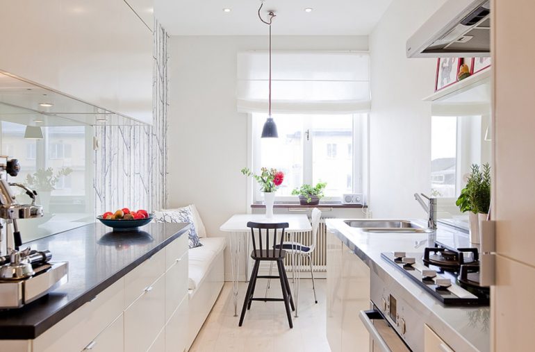 Virtuves dizains ar balti krāsotām sienām