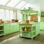 Bucătărie strălucitoare în stil provensal într-o culoare verde suculentă