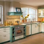 Ryškūs kaimo stiliaus virtuvės baldai