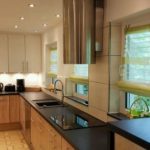 Geniş ve aydınlık bir mutfakta üç pencere