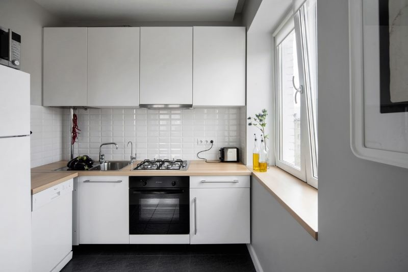 تصميم مطبخ صغير باللون الأبيض