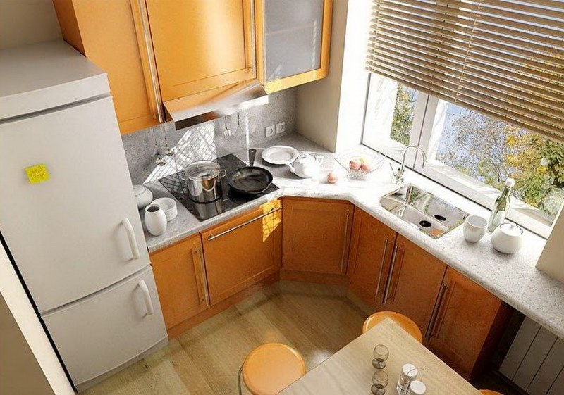 פריסה בצורת L של מטבח מודרני בדירה בבניין רב קומות