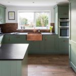 Gemütliche grüne Küche für ein Landhaus